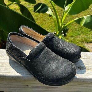 Alegria Keli Black Embossed Floral Clog Shoes Women's Size 39(8.5-9) 44 KEL-431